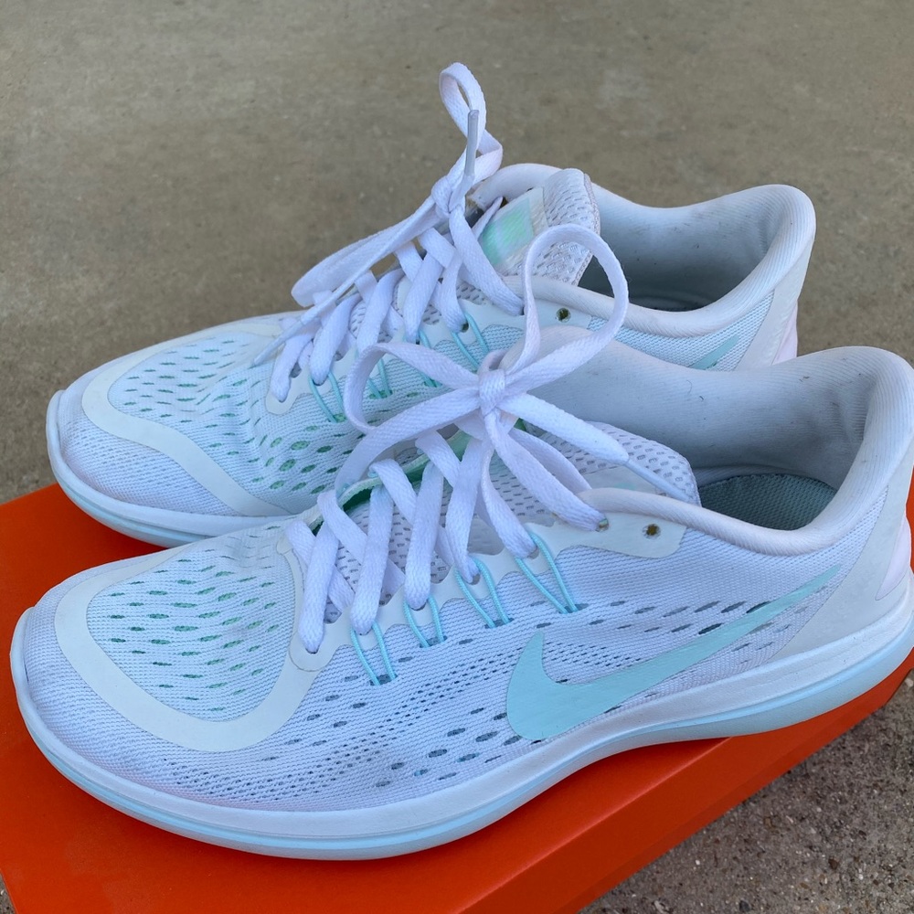 Nike Women's Flex 2017 RN Running Shoe (7.5)